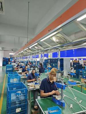 1200Wチタン吹風乾燥機 3つの温度レベルと1年間の保証のフリーズフリースタイリング用ブラシ